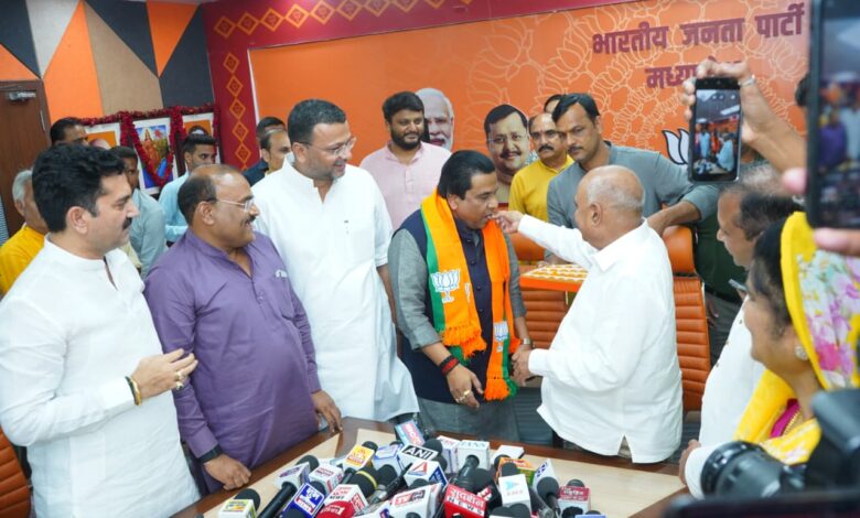 भोपाल में भाजपा प्रदेश अध्यक्ष हेमंत खंडेलवाल की मौजूदगी में भाजपा की सदस्यता ग्रहण करते राकेश सिंह यादव।