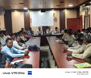 घंसौर जनपद पंचायत सभागार में वनाधिकार अधिनियम प्रशिक्षण कार्यशाला में मौजूद अधिकारी एवं कर्मचारी।