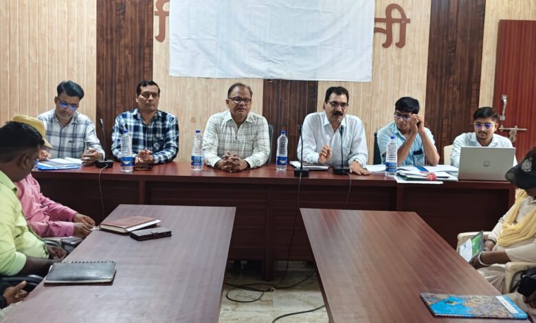 घंसौर जनपद पंचायत सभागार में वनाधिकार अधिनियम प्रशिक्षण कार्यशाला में मौजूद अधिकारी एवं कर्मचारी।