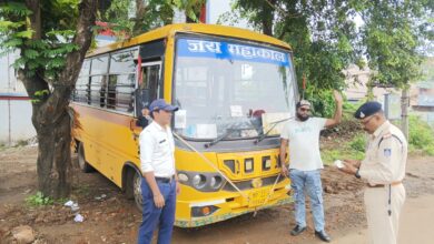: सिवनी में यातायात पुलिस द्वारा स्कूल बसों की जांच करते पुलिसकर्मी।