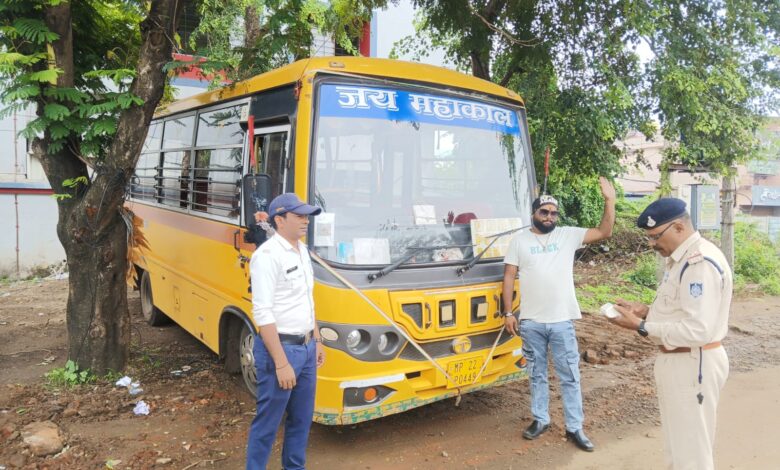 : सिवनी में यातायात पुलिस द्वारा स्कूल बसों की जांच करते पुलिसकर्मी।