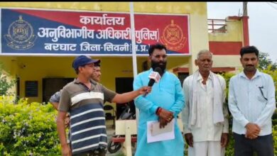 बरघाट में कथित धर्मांतरण मामले में एफआईआर की मांग को लेकर एसडीओपी को ज्ञापन सौंपते विश्व हिन्दू परिषद और बजरंग दल के पदाधिकारी।