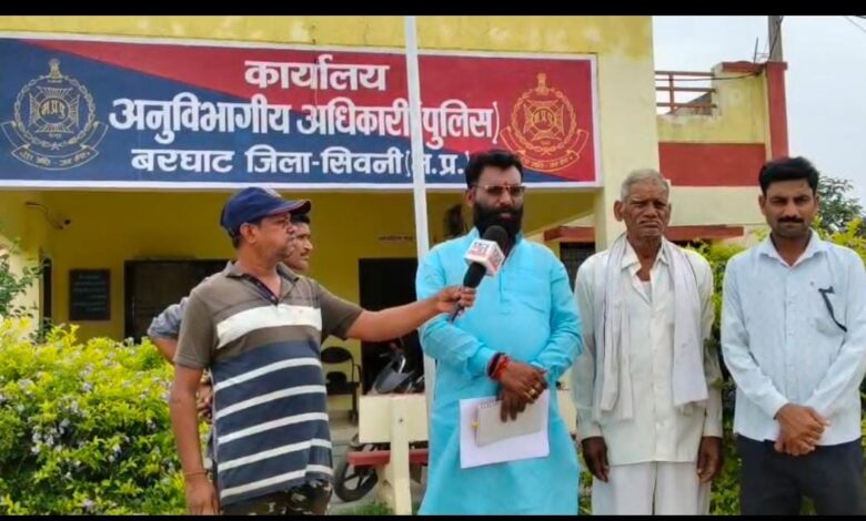 बरघाट में कथित धर्मांतरण मामले में एफआईआर की मांग को लेकर एसडीओपी को ज्ञापन सौंपते विश्व हिन्दू परिषद और बजरंग दल के पदाधिकारी।