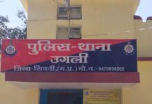 उगली में शिक्षक दंपति की रहस्यमयी मौत: कमरे में राख बने मिले दो शव, हत्या या हादसा? | Dainik Yashonnati उगली में शिक्षक दंपति की रहस्यमयी मौत के बाद घटनास्थल पर जांच करती पुलिस और फॉरेंसिक टीम