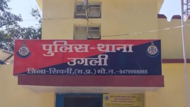 उगली में शिक्षक दंपति की रहस्यमयी मौत के बाद घटनास्थल पर जांच करती पुलिस और फॉरेंसिक टीम