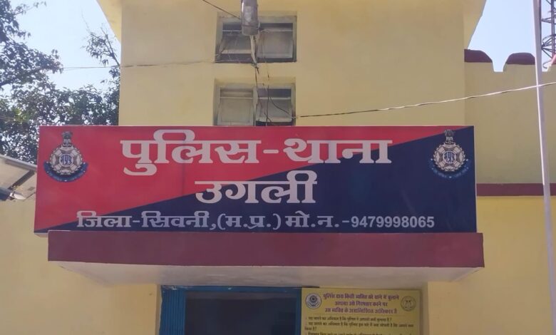 उगली में शिक्षक दंपति की रहस्यमयी मौत के बाद घटनास्थल पर जांच करती पुलिस और फॉरेंसिक टीम