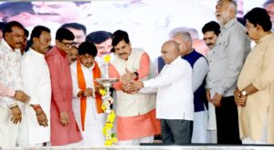 इंदौर के बीएसएफ परिसर में एक पेड़ मां के नाम अभियान के तहत पौधरोपण करते मुख्यमंत्री डॉ. मोहन यादव