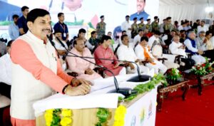 इंदौर के बीएसएफ परिसर में एक पेड़ मां के नाम अभियान के तहत पौधरोपण करते मुख्यमंत्री डॉ. मोहन यादव