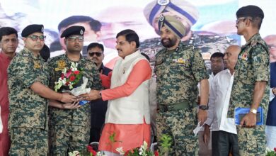 इंदौर के बीएसएफ परिसर में एक पेड़ मां के नाम अभियान के तहत पौधरोपण करते मुख्यमंत्री डॉ. मोहन यादव