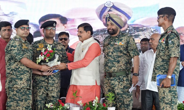 इंदौर के बीएसएफ परिसर में एक पेड़ मां के नाम अभियान के तहत पौधरोपण करते मुख्यमंत्री डॉ. मोहन यादव