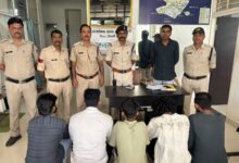 सिवनी के डुण्डासिवनी थाना पुलिस द्वारा गिरफ्तार अंतरराज्यीय चोर गिरोह के पांच आरोपी एवं बरामद चोरी का मशरूका।