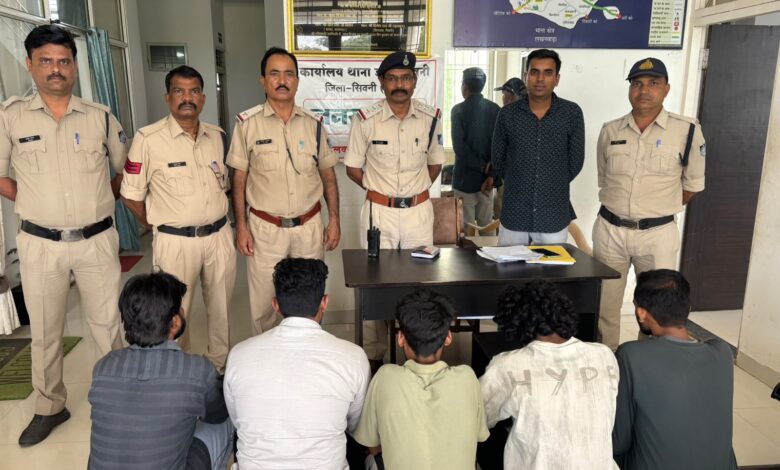 सिवनी के डुण्डासिवनी थाना पुलिस द्वारा गिरफ्तार अंतरराज्यीय चोर गिरोह के पांच आरोपी एवं बरामद चोरी का मशरूका।