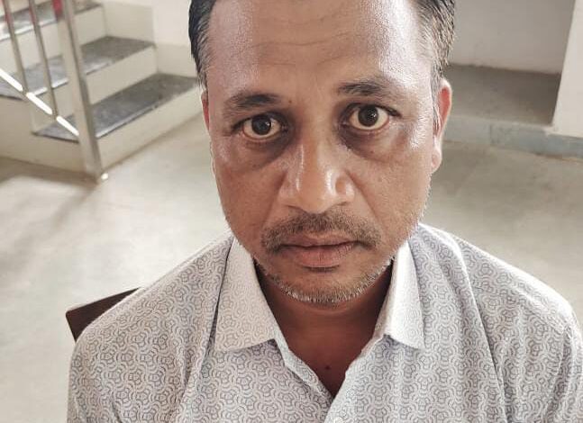 उगली उप तहसील में रिश्वत लेते पकड़ा गया आरोपी बाबू कमलेश गनवीर