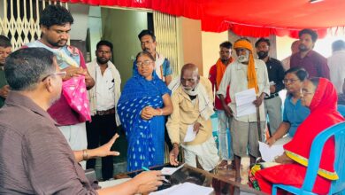 सिवनी विधायक दिनेश राय मुनमुन जनसुनवाई में नागरिकों की समस्याएं सुनते हुए