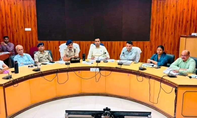 मंडला कलेक्टर राहुल नामदेव धोटे टीएल बैठक की अध्यक्षता करते हुए