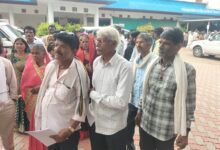 जनसुनवाई में शासकीय भूमि पर कब्जे की शिकायत करते ग्राम गंगई के ग्रामीण