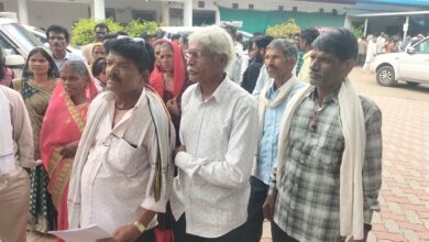 शासकीय भूमि पर कब्जे का आरोप, ग्रामवासियों ने जनसुनवाई में की कार्रवाई की मांग | Dainik Yashonnati जनसुनवाई में शासकीय भूमि पर कब्जे की शिकायत करते ग्राम गंगई के ग्रामीण
