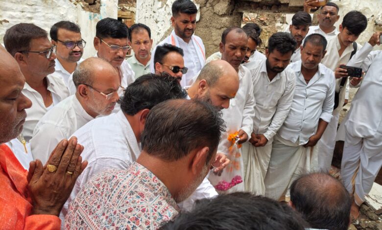 दादा गुरु भैया जी सरकार नर्मदा सेवा आश्रम का भूमि पूजन करते हुए