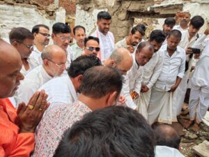 दादा गुरु भैया जी सरकार नर्मदा सेवा आश्रम का भूमि पूजन करते हुए