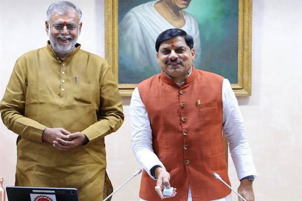 मुख्यमंत्री डॉ. मोहन यादव दृष्टि ऑनलाइन प्लेटफॉर्म लॉन्च करते हुए