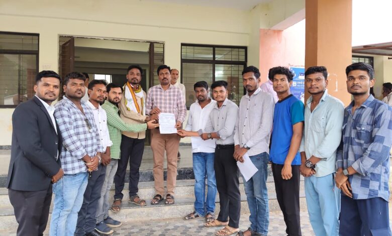 सिवनी के सहायक आयुक्त लालजी मीणा के खिलाफ ज्ञापन सौंपते आदिवासी विकास परिषद के पदाधिकारी