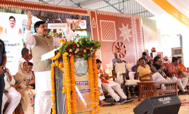 इंदौर में राज्य स्तरीय बलराम कृषि महोत्सव 2026 का शुभारंभ करते मुख्यमंत्री डॉ. मोहन यादव किसानों को संबोधित करते हुए