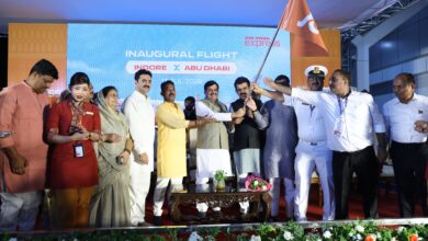 खुशखबरी! इंदौर से अबू धाबी की सीधी उड़ान शुरू, CM मोहन यादव ने दिखाई हरी झंडी | Dainik Yashonnati इंदौर एयरपोर्ट पर अबू धाबी की सीधी अंतरराष्ट्रीय फ्लाइट का शुभारंभ करते मुख्यमंत्री डॉ. मोहन यादव