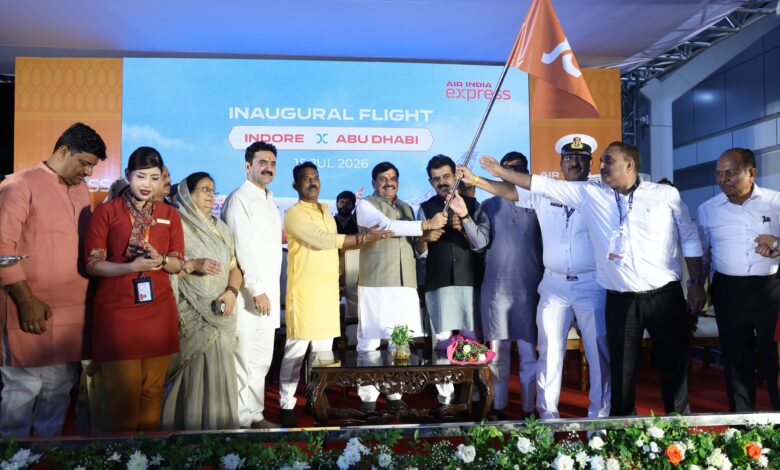 इंदौर एयरपोर्ट पर अबू धाबी की सीधी अंतरराष्ट्रीय फ्लाइट का शुभारंभ करते मुख्यमंत्री डॉ. मोहन यादव
