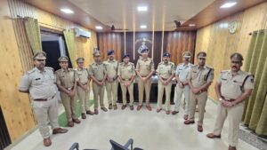 सिवनी पुलिस में प्रमोशन की खुशी: 10 अधिकारियों के कंधों पर सजे निरीक्षक के स्टार, एसपी कृष्ण लालचंदानी ने पहनाए बैज | Dainik Yashonnati सिवनी में एसपी कृष्ण लालचंदानी पदोन्नत पुलिस अधिकारियों को निरीक्षक के स्टार लगाते हुए