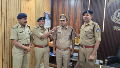 सिवनी में एसपी कृष्ण लालचंदानी पदोन्नत पुलिस अधिकारियों को निरीक्षक के स्टार लगाते हुए
