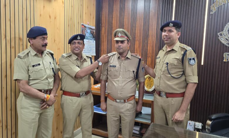सिवनी में एसपी कृष्ण लालचंदानी पदोन्नत पुलिस अधिकारियों को निरीक्षक के स्टार लगाते हुए