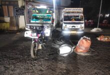 57 बिजली खंभों से तार चुराने वाला गिरोह बेनकाब, 4 आरोपी गिरफ्तार; 7 नाबालिग अभिरक्षा में, ₹22 लाख का माल जब्त | Dainik Yashonnati धनौरा थाना पुलिस द्वारा गिरफ्तार विद्युत तार चोरी गिरोह के आरोपी एवं जब्त किया गया मशरूका।
