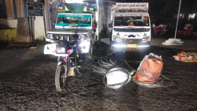 57 बिजली खंभों से तार चुराने वाला गिरोह बेनकाब, 4 आरोपी गिरफ्तार; 7 नाबालिग अभिरक्षा में, ₹22 लाख का माल जब्त | Dainik Yashonnati धनौरा थाना पुलिस द्वारा गिरफ्तार विद्युत तार चोरी गिरोह के आरोपी एवं जब्त किया गया मशरूका।