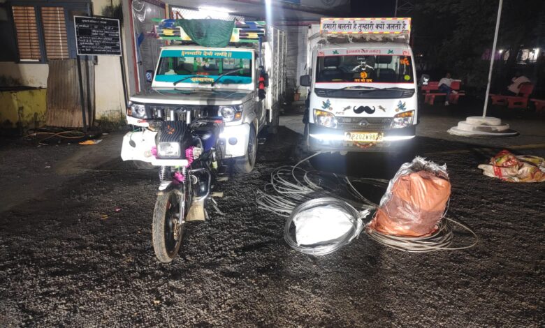 धनौरा थाना पुलिस द्वारा गिरफ्तार विद्युत तार चोरी गिरोह के आरोपी एवं जब्त किया गया मशरूका।