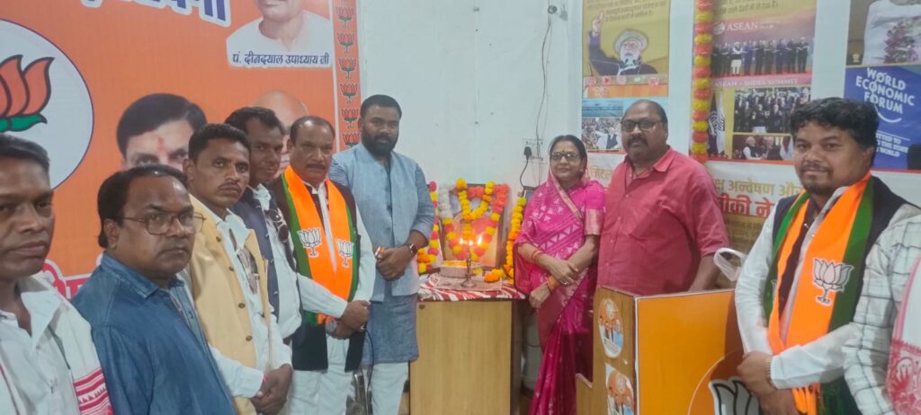 भाजपा अनुसूचित जनजाति मोर्चा को मिला नया जोश, संगठन विस्तार और जनजातीय हितों पर फोकस | Dainik Yashonnati भाजपा अनुसूचित जनजाति मोर्चा की जिला बैठक को संबोधित करतीं जिला अध्यक्ष मीना बिसेन एवं जिला अध्यक्ष अर्जुन सिंह उईके