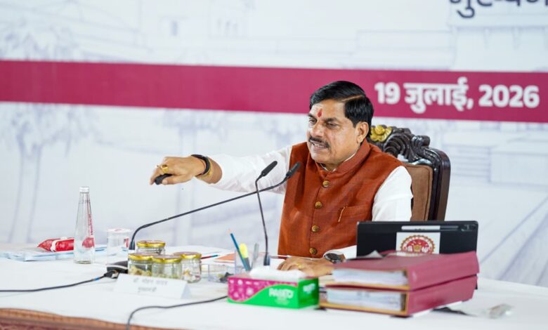 मुख्यमंत्री डॉ. मोहन यादव प्रधानमंत्री फसल बीमा योजना के तहत किसानों को 1460.25 करोड़ रुपये जारी करते हुए