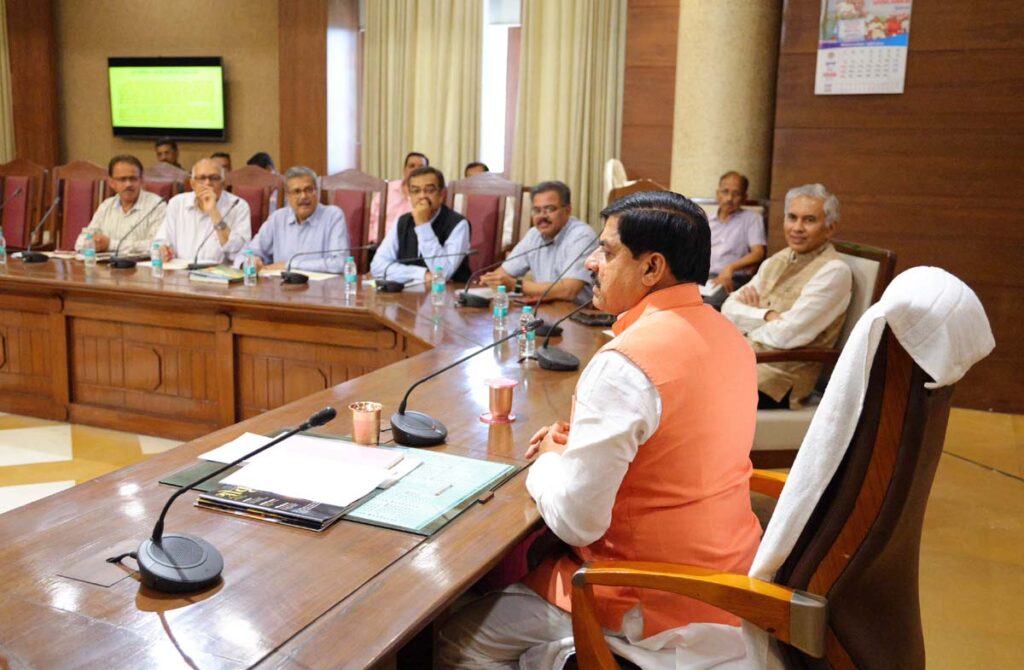 गुरु पूर्णिमा से पहले सभी सांदीपनि विद्यालयों का करें लोकार्पण: CM डॉ. मोहन यादव | Dainik Yashonnati मुख्यमंत्री डॉ. मोहन यादव भोपाल में गुरु पूर्णिमा महोत्सव और सांदीपनि विद्यालयों के लोकार्पण की तैयारियों की समीक्षा बैठक करते हुए।