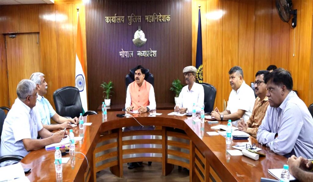 CM डॉ. मोहन यादव का बड़ा संदेश: मध्यप्रदेश पुलिस बने देश की सर्वश्रेष्ठ पुलिस | Dainik Yashonnati भोपाल पुलिस मुख्यालय में वरिष्ठ पुलिस अधिकारियों की बैठक लेते मुख्यमंत्री डॉ. मोहन यादव।
