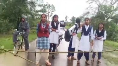 सरेखा लालोपर मार्ग पर उफनते नाले के कारण फंसे स्कूली बच्चे और ग्रामीण, केवलारी सिवनी