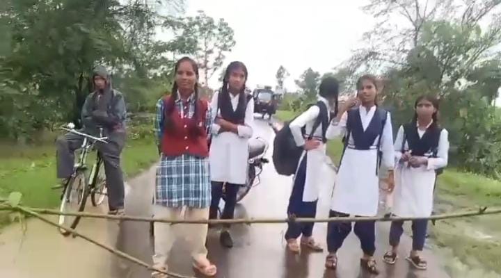 सरेखा लालोपर मार्ग पर उफनते नाले के कारण फंसे स्कूली बच्चे और ग्रामीण, केवलारी सिवनी