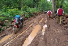 10 साल से सड़क का इंतजार: बरगी बांध विस्थापित ग्राम बखारी बरसात में फिर हुआ दुनिया से कटा | Dainik Yashonnati बरगी बांध विस्थापित ग्राम बखारी में खराब सड़क पर प्रदर्शन करते ग्रामीण