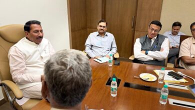 मध्यप्रदेश के कृषि मंत्री ऐदल सिंह कंषाना किसानों के प्रतिनिधिमंडल से मूंग खरीदी और किसानों की मांगों पर चर्चा करते हुए।