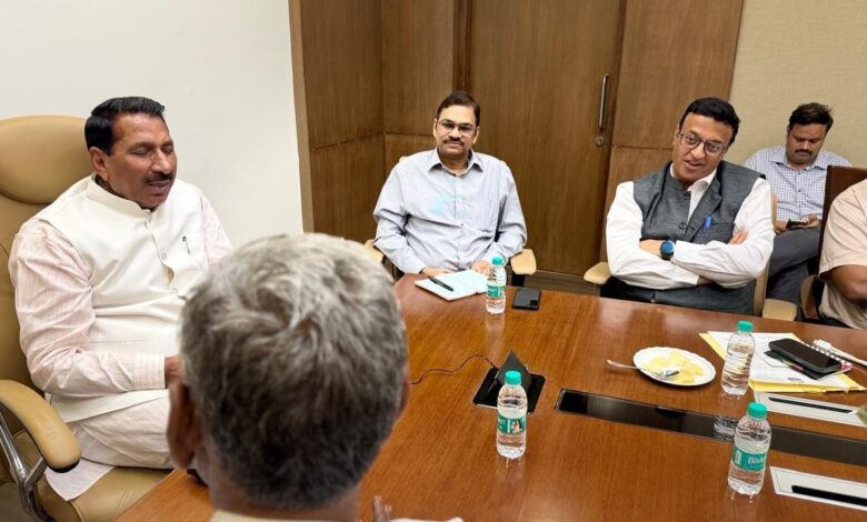 मध्यप्रदेश के कृषि मंत्री ऐदल सिंह कंषाना किसानों के प्रतिनिधिमंडल से मूंग खरीदी और किसानों की मांगों पर चर्चा करते हुए।
