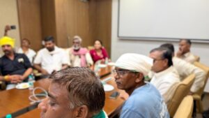 किसानों के लिए बड़ी खुशखबरी! मूंग खरीदी का लक्ष्य बढ़ाने केंद्र को पत्र, कृषि मंत्री कंषाना का बड़ा आश्वासन | Dainik Yashonnati मध्यप्रदेश के कृषि मंत्री ऐदल सिंह कंषाना किसानों के प्रतिनिधिमंडल से मूंग खरीदी और किसानों की मांगों पर चर्चा करते हुए।