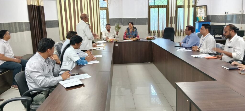 गुरु पूर्णिमा पर संत गुरु रविदास मंदिर में माल्यार्पण करते विधायक दिनेश राय मुनमुन