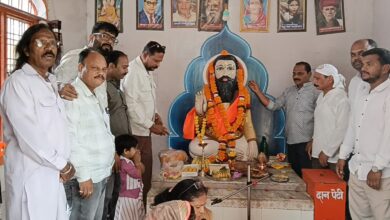 गुरु पूर्णिमा पर संत गुरु रविदास मंदिर में माल्यार्पण करते विधायक दिनेश राय मुनमुन