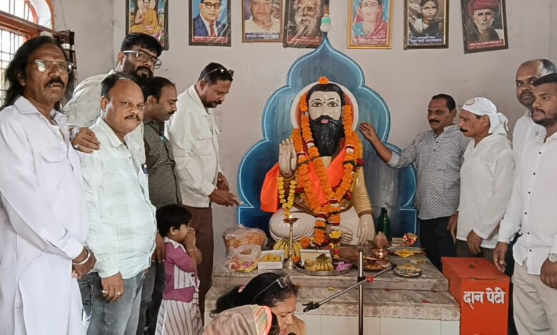 गुरु पूर्णिमा पर संत गुरु रविदास मंदिर में माल्यार्पण करते विधायक दिनेश राय मुनमुन