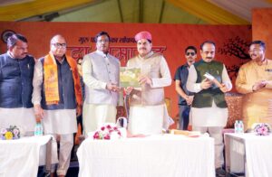 गुरु पूर्णिमा पर मुख्यमंत्री डॉ. मोहन यादव ने उज्जैन को दी 587.23 करोड़ की सौगात, शिक्षा के नए युग का किया शुभारंभ | Dainik Yashonnati उज्जैन में महर्षि सांदीपनि गुरु पर्व समारोह को संबोधित करते मुख्यमंत्री डॉ. मोहन यादव।