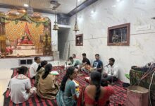 149वें संगीतमय सुंदरकांड में गूंजा भक्ति का स्वर, शिक्षा और सुरक्षित खेती का दिया संदेश | Dainik Yashonnati सिवनी के सिद्धपीठ श्री ज्वाला देवी मंदिर में आयोजित 149वें संगीतमय सुंदरकांड एवं श्री हनुमान चालीसा पाठ में शामिल श्रद्धालु।