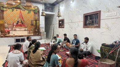 सिवनी के सिद्धपीठ श्री ज्वाला देवी मंदिर में आयोजित 149वें संगीतमय सुंदरकांड एवं श्री हनुमान चालीसा पाठ में शामिल श्रद्धालु।